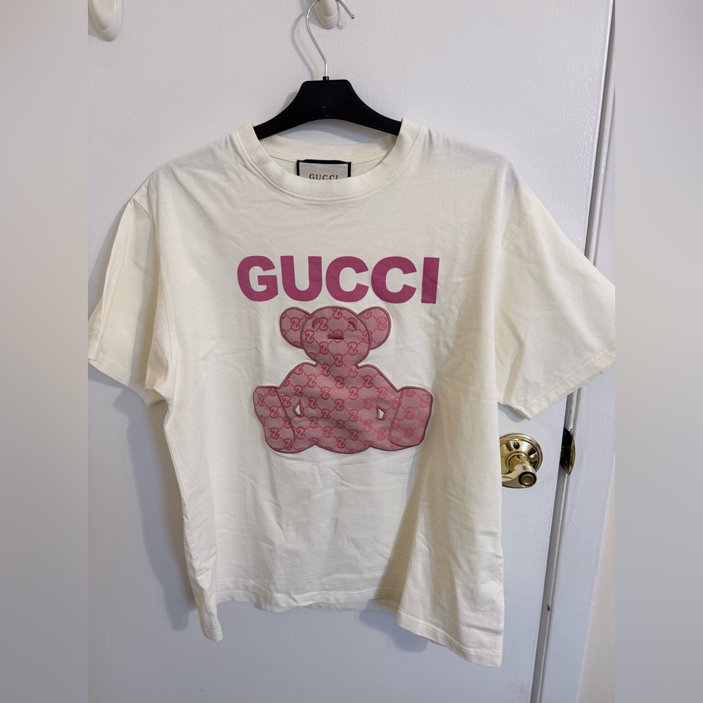 Gucci Cream T-Shirt with Pink Logo and Teddy